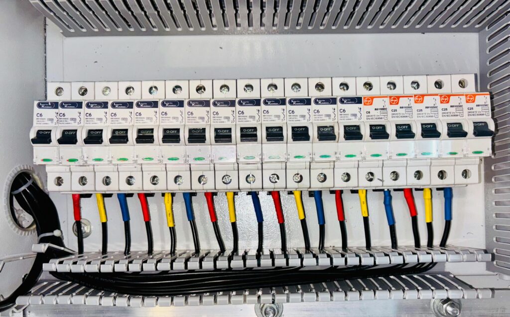 住宅の分電盤（ブレーカー）。一人暮らしの契約アンペアは20〜30Aが目安で、基本料金はアンペアで決まる。同時使用の電力から必要アンペアを決める方法を解説する本記事のイメージ。